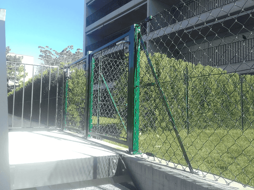 Un elegante cancello per giardino ad Avegno, perfettamente integrato nell'ambiente circostante, offre sicurezza e stile al tuo spazio esterno.